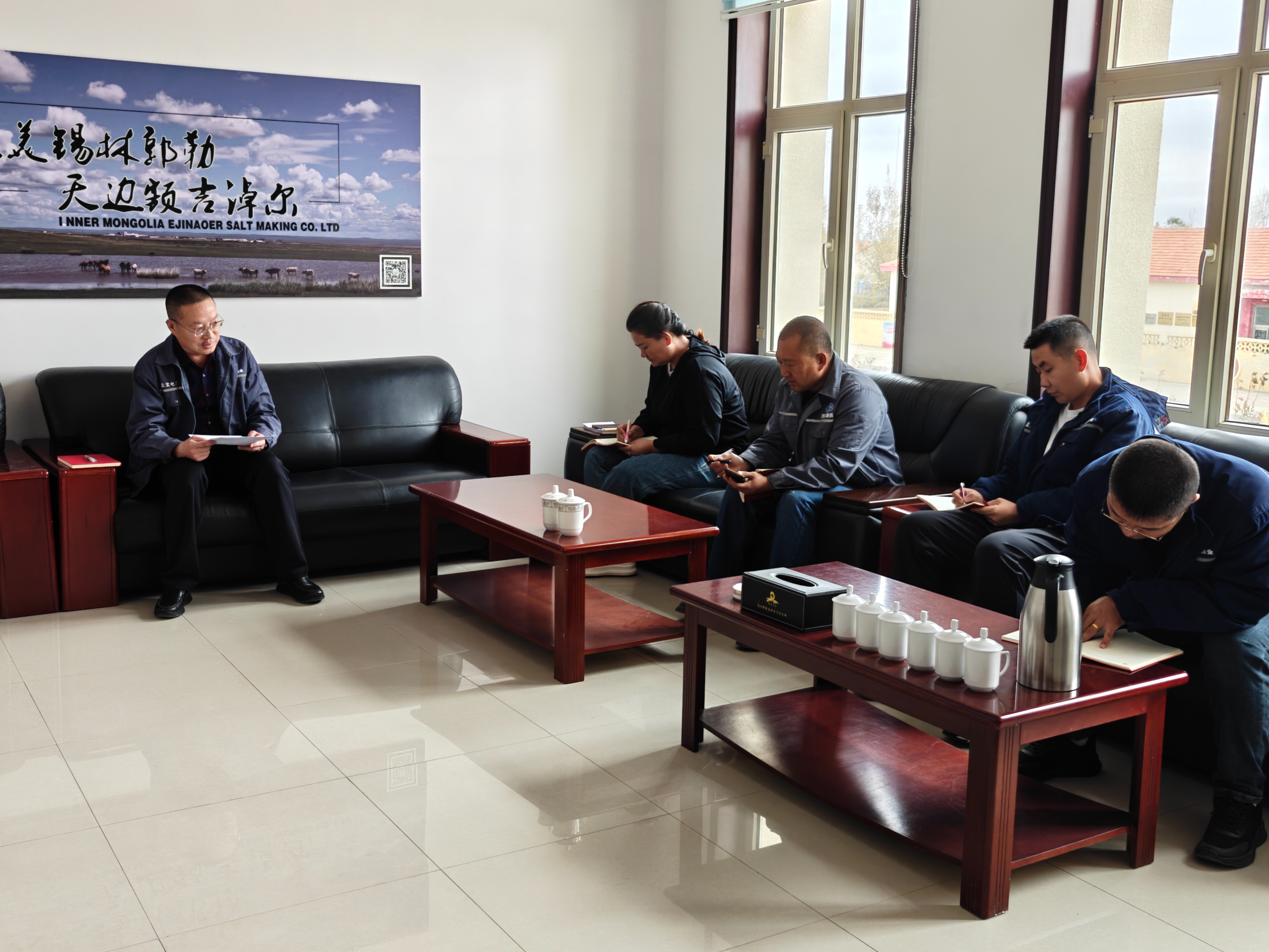 額鹽公司黨委委員、紀(jì)委書記與支委開展集體談心談話